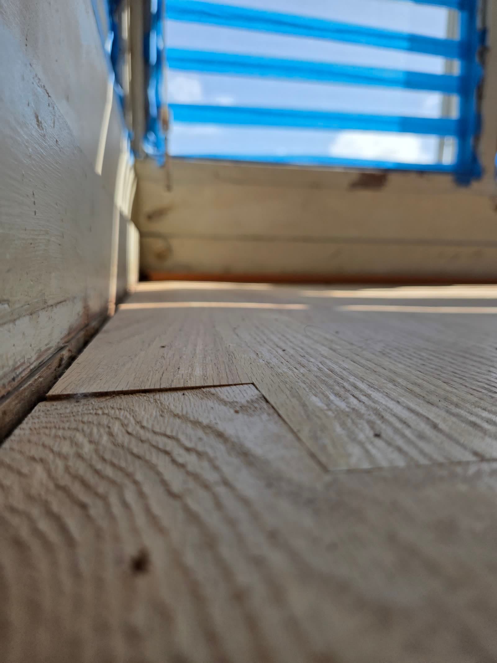 Sep 22: board ends jammed to the window wall. Baseboard never removed.
